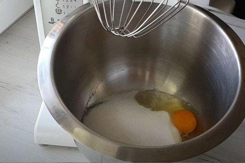 Mokrý piškótový koláč s kefírom - recept krok za krokom Mokrý piškótový koláč s kefírom - recept krok za krokom