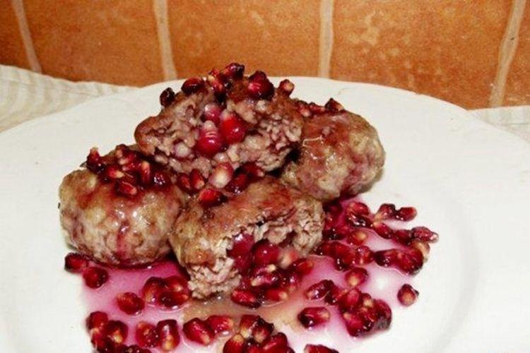 Hovädzie kotlety s granátovým jablkom - Čo variť z receptov na mleté hovädzie mäso Hovädzie kotlety s granátovým jablkom - Čo variť z receptov na mleté hovädzie mäso