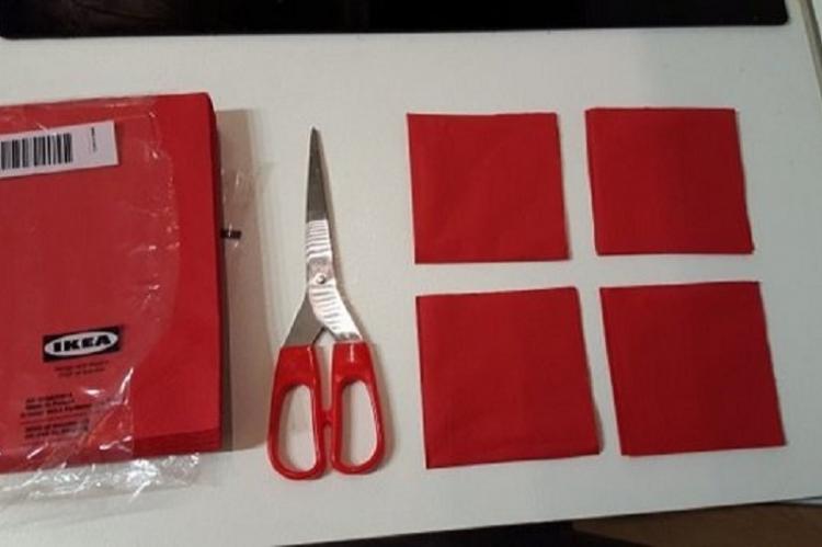 Červená kvitnúca ruža - DIY kvety na obrúsky Červená kvitnúca ruža - DIY kvety na obrúsky