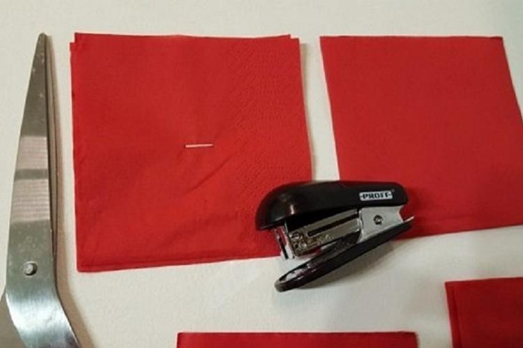 Červená kvitnúca ruža - DIY kvety na obrúsky Červená kvitnúca ruža - DIY kvety na obrúsky