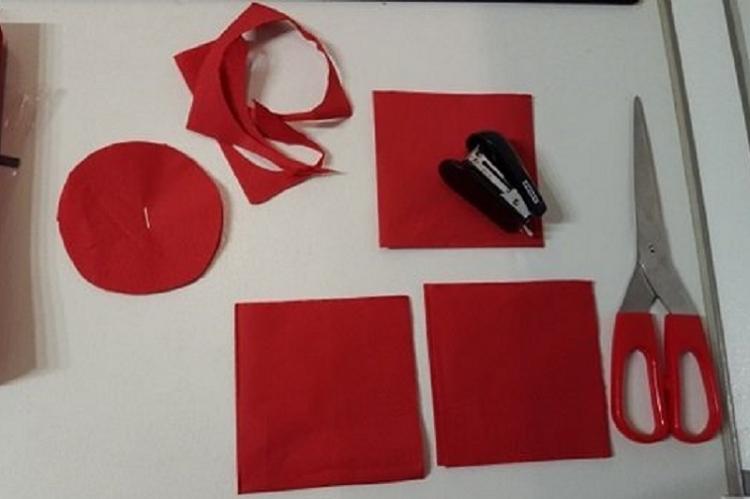 Červená kvitnúca ruža - DIY kvety na obrúsky Červená kvitnúca ruža - DIY kvety na obrúsky