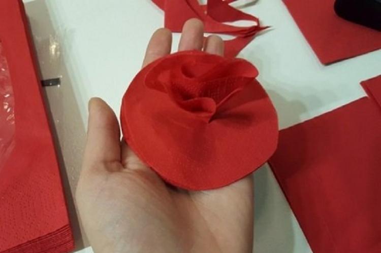Červená kvitnúca ruža - DIY kvety na obrúsky Červená kvitnúca ruža - DIY kvety na obrúsky