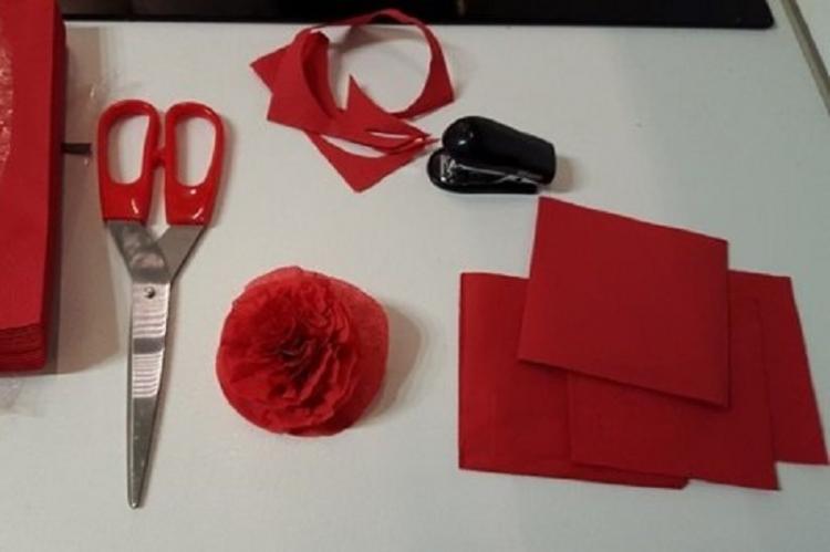 Červená kvitnúca ruža - DIY kvety na obrúsky Červená kvitnúca ruža - DIY kvety na obrúsky
