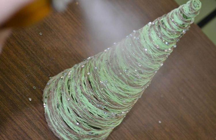 DIY vianočný stromček vyrobený z nití - fotografie a nápady DIY vianočný stromček vyrobený z nití - fotografie a nápady