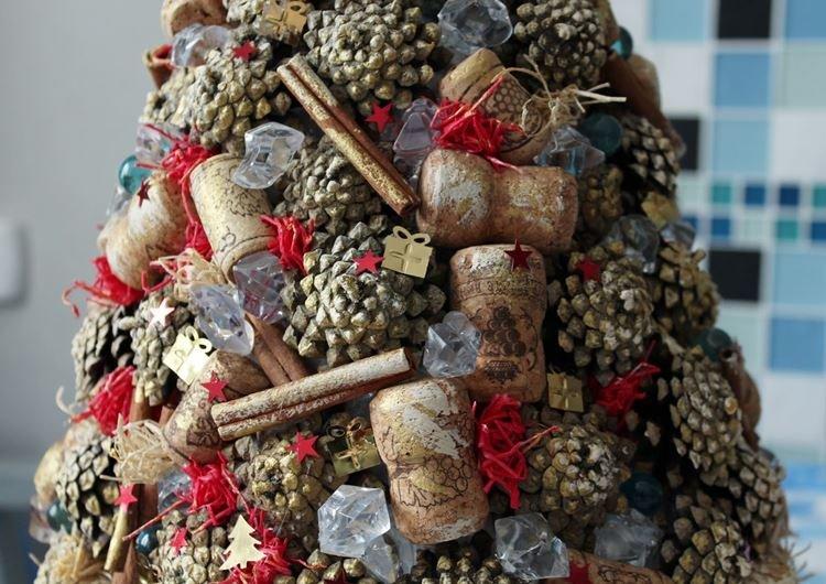 DIY vianočný stromček vyrobený zo šišiek a korkov DIY vianočný stromček vyrobený zo šišiek a korkov