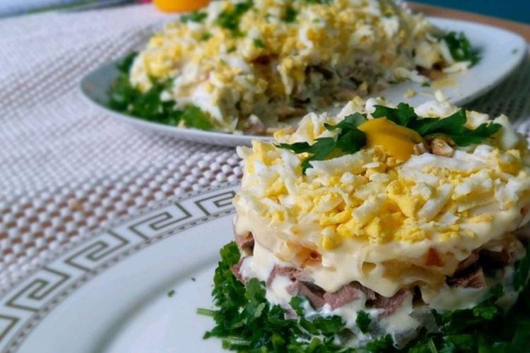 Puff šalát s hovädzím jazykom, uhorkami a hubami Puff šalát s hovädzím jazykom, uhorkami a hubami