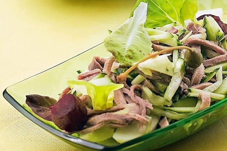 Hovädzí jazyk a jablkový šalát Hovädzí jazyk a jablkový šalát