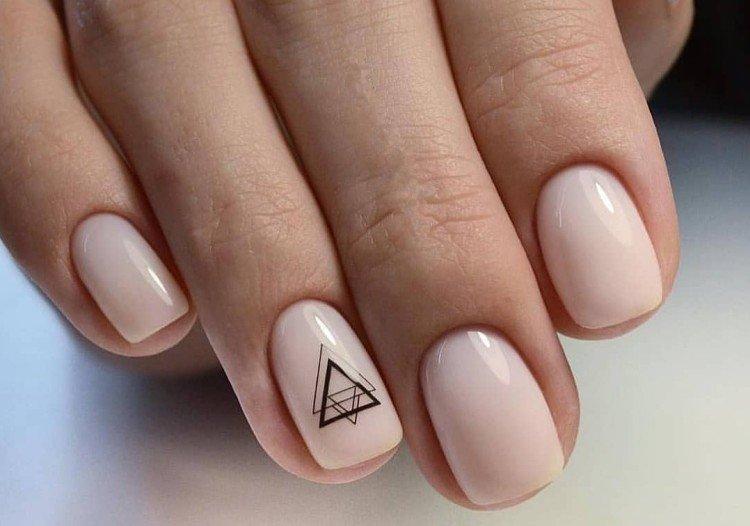 Mliečna manikúra s pečiatkovaním Mliečna manikúra s pečiatkovaním