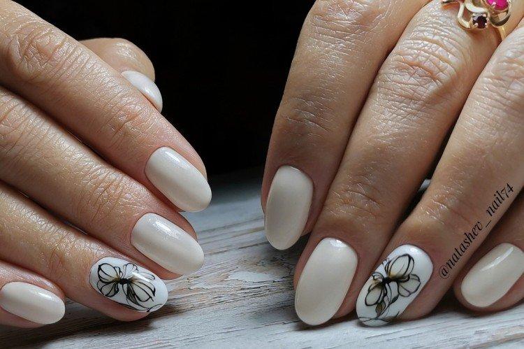 Mliečna manikúra s nálepkami Mliečna manikúra s nálepkami