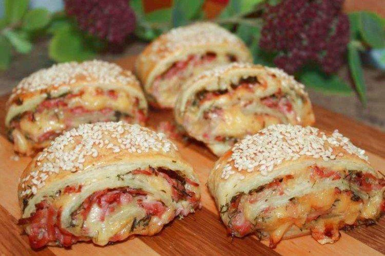 Rolka z lístkového cesta s klobásou a syrom Rolka z lístkového cesta s klobásou a syrom