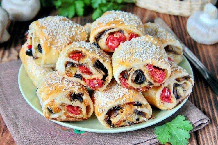 Rolky z lístkového cesta so šampiňónmi a olivami Rolky z lístkového cesta so šampiňónmi a olivami