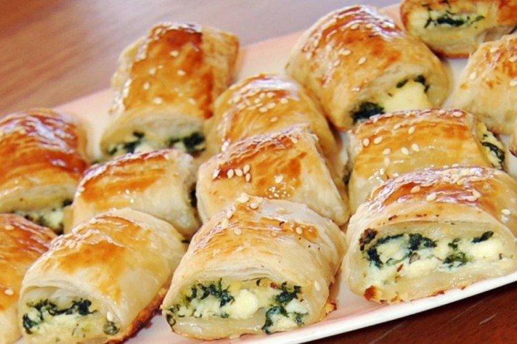Snack z lístkového cesta so syrom Snack z lístkového cesta so syrom