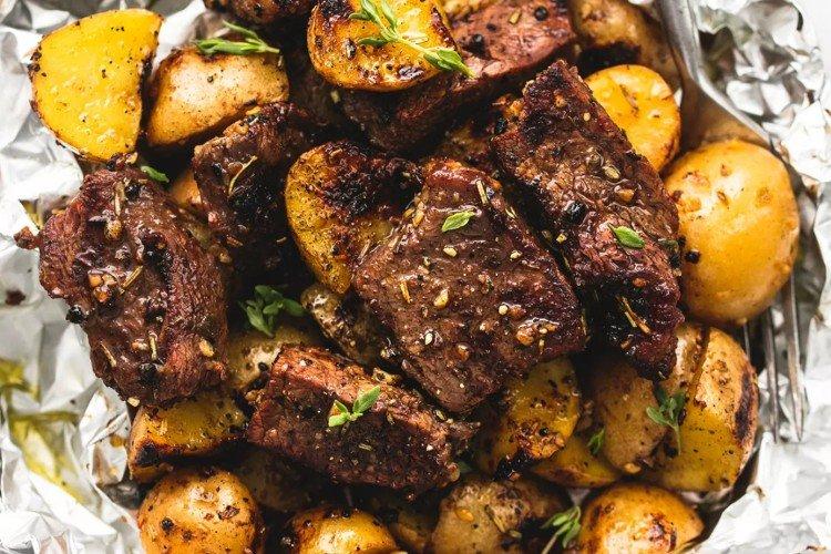 Hovädzie mäso so zemiakmi v rúre Hovädzie mäso so zemiakmi v rúre