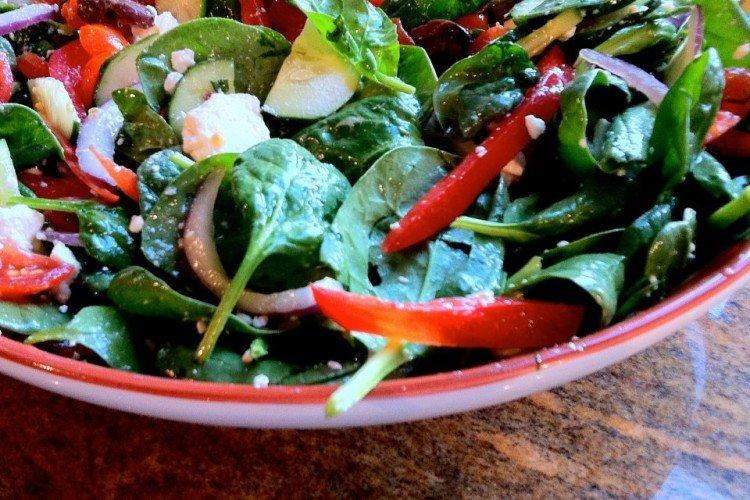 Šalát s uhorkami, paradajkami, špenátom a feta Šalát s uhorkami, paradajkami, špenátom a feta