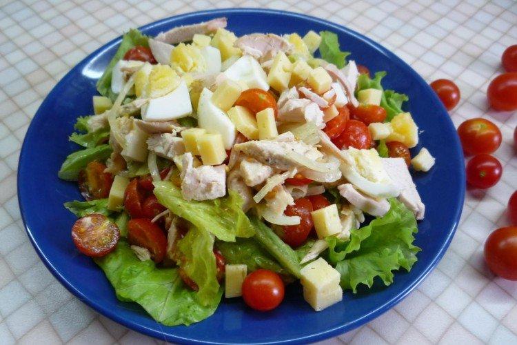 Puff šalát s uhorkami, paradajkami a kuracím mäsom Puff šalát s uhorkami, paradajkami a kuracím mäsom