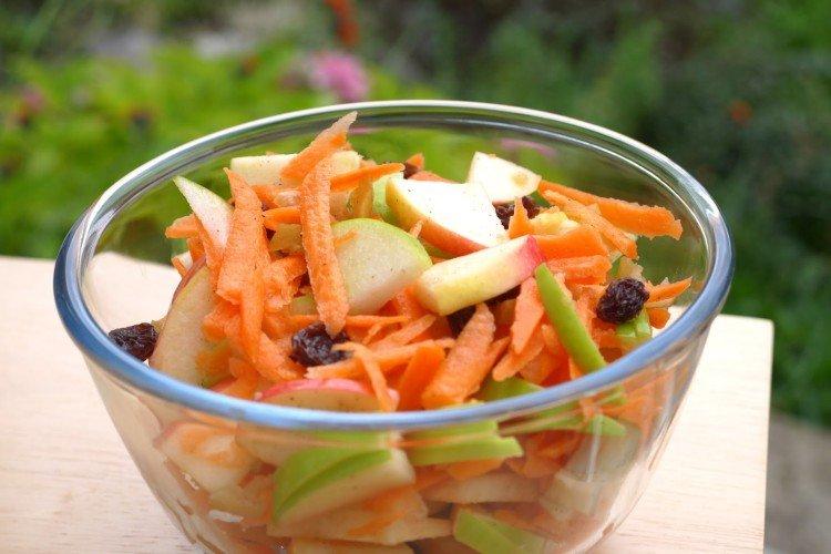 Fresh cabbage, carrot and raisin salad Fresh cabbage, carrot and raisin salad