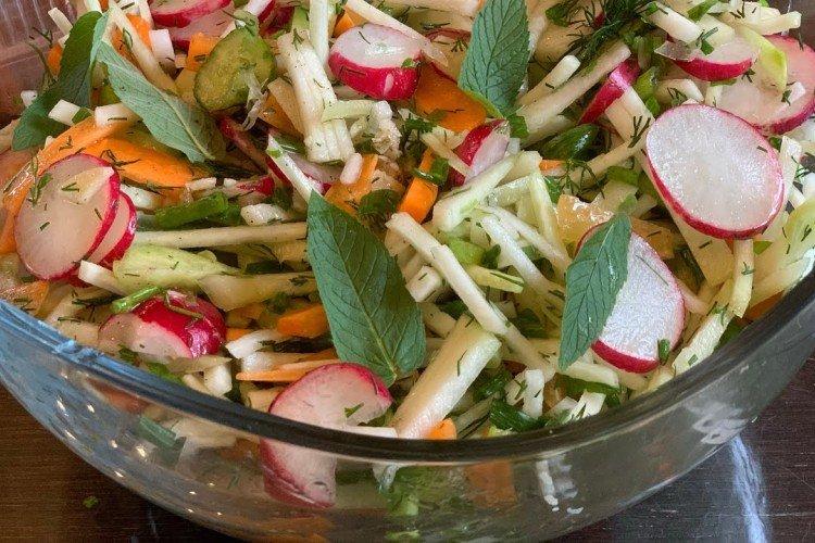 Fresh cabbage, carrot and spinach salad Fresh cabbage, carrot and spinach salad