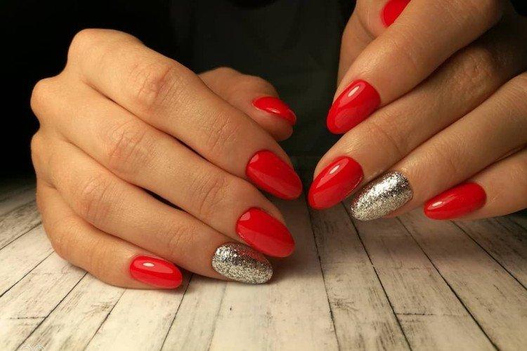 Red manicure Red manicure