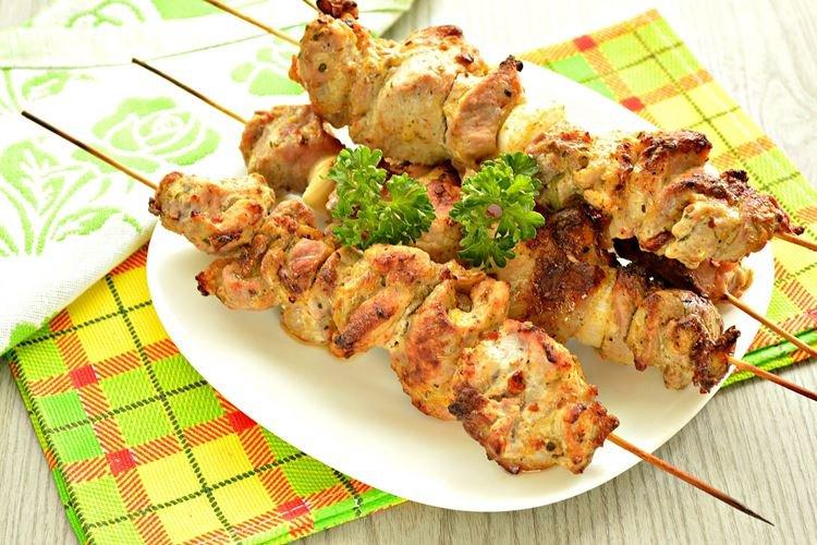 10 meilleures recettes de brochettes de porc sur des brochettes au four