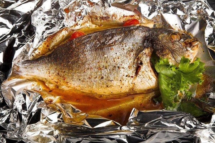 Ryby s orechmi pečené vo fólii Ryby s orechmi pečené vo fólii