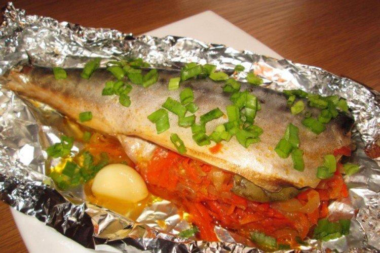Ryby s paradajkami pečené vo fólii Ryby s paradajkami pečené vo fólii