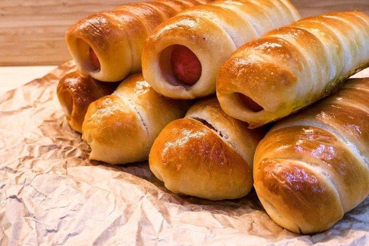 Klobásy v cestíčku s bylinkami Klobásy v cestíčku s bylinkami