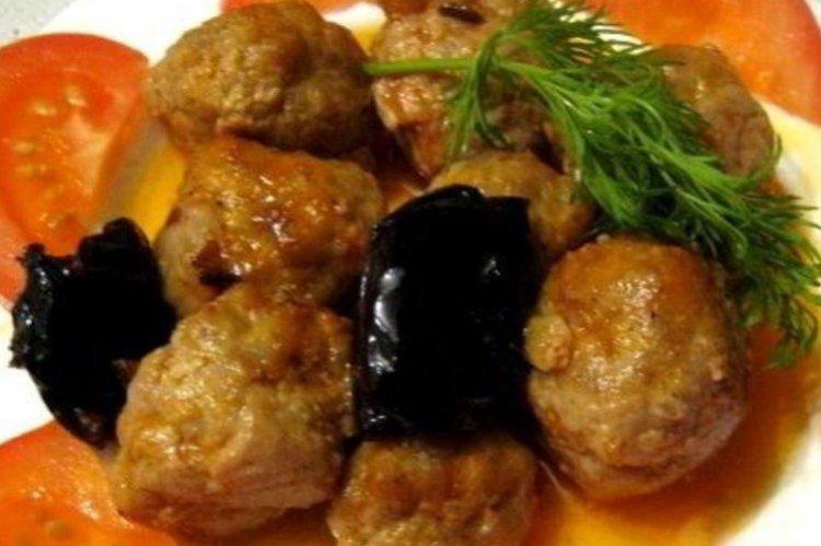 Fašírky so sušenými slivkami a omáčkou Fašírky so sušenými slivkami a omáčkou