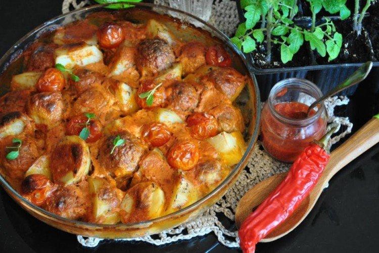 Fašírky so zemiakmi a omáčkou v rúre Fašírky so zemiakmi a omáčkou v rúre