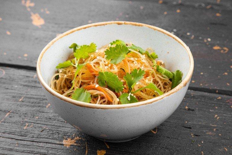 Funchose a quinoa šalát Funchose a quinoa šalát