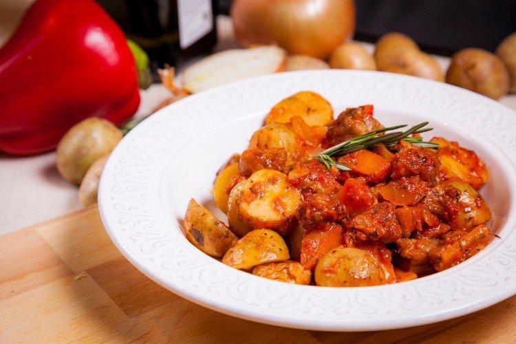 Bravčové mäso so zemiakmi v paradajkovej omáčke Bravčové mäso so zemiakmi v paradajkovej omáčke