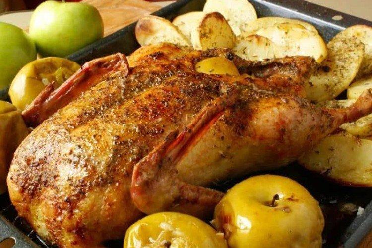 Kačica so zemiakmi a jablkami Kačica so zemiakmi a jablkami