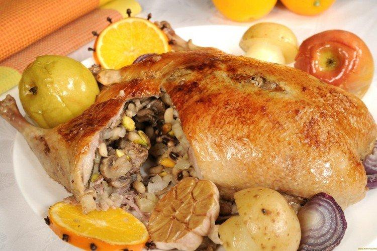 Kačica pečená so zemiakmi a šampiňónmi Kačica pečená so zemiakmi a šampiňónmi