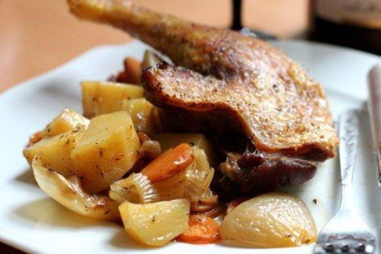 Kačica so zemiakmi a zeleninou Kačica so zemiakmi a zeleninou