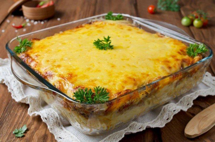 Zemiakový kastrol s mletým mäsom, smotanou a bylinkami Zemiakový kastrol s mletým mäsom, smotanou a bylinkami