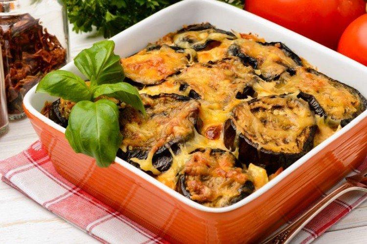 Zemiakový kastrol s mletým mäsom a baklažánom Zemiakový kastrol s mletým mäsom a baklažánom