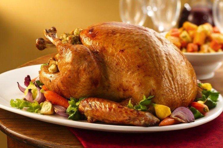 Turecko s vínom a zeleninou Turecko s vínom a zeleninou
