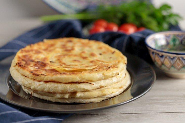 Nekvasený uzbecký chlebík s cibuľou Nekvasený uzbecký chlebík s cibuľou