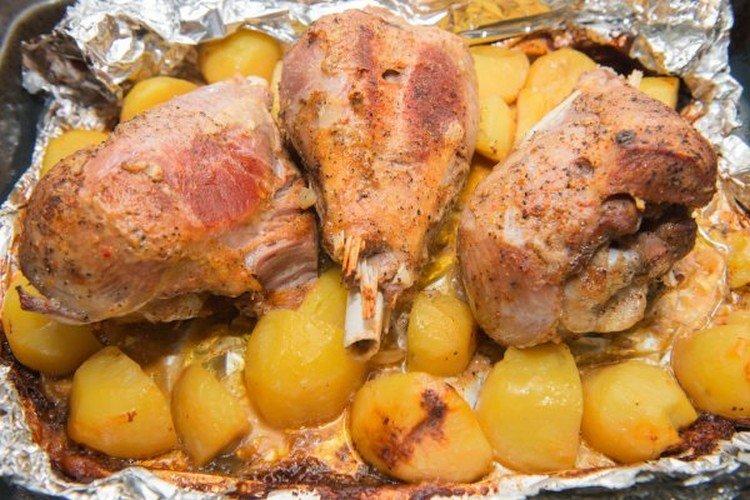 Turecko so zemiakmi vo fólii Turecko so zemiakmi vo fólii