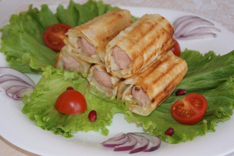 Klobásy s taveným syrom v pita chlebe Klobásy s taveným syrom v pita chlebe