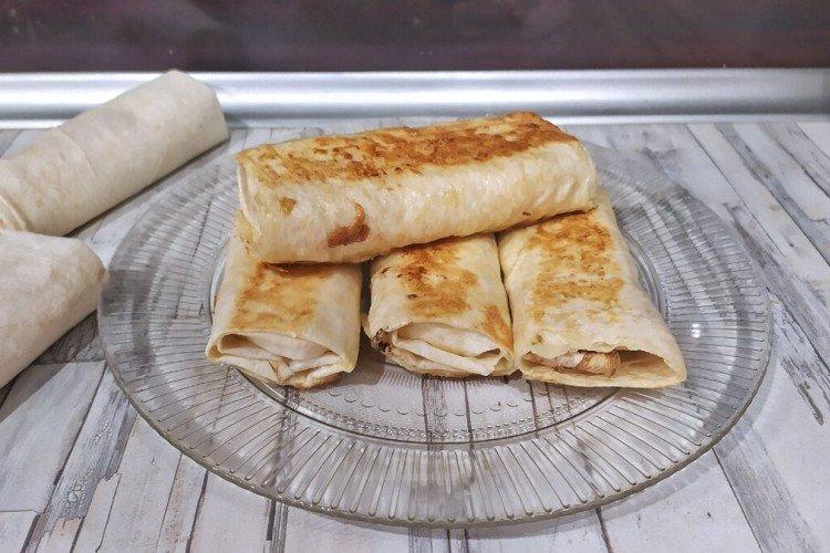 Klobásy s hubami v chlebe pita Klobásy s hubami v chlebe pita