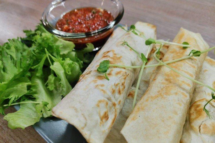 Klobásy s kukuricou a mozzarellou v chlebe pita Klobásy s kukuricou a mozzarellou v chlebe pita