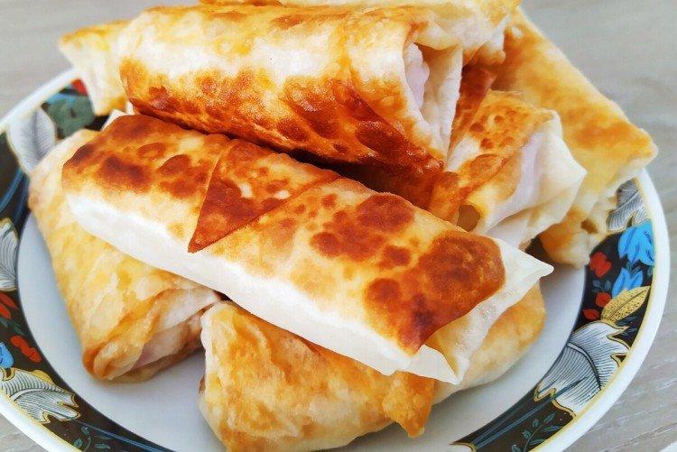 Klobásy s horčicou v chlebe pita Klobásy s horčicou v chlebe pita