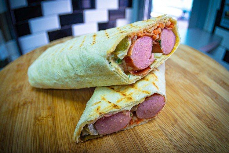 Klobásy so zeleninou v pita chlebe Klobásy so zeleninou v pita chlebe