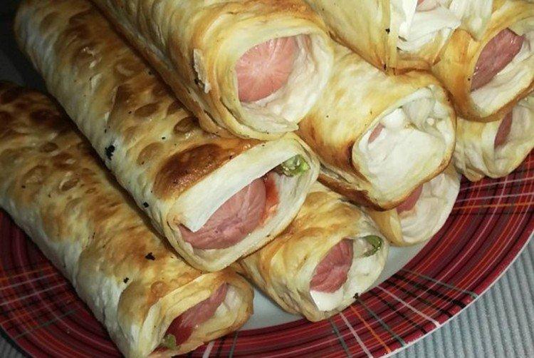 Klobásy s paprikou v chlebe pita Klobásy s paprikou v chlebe pita