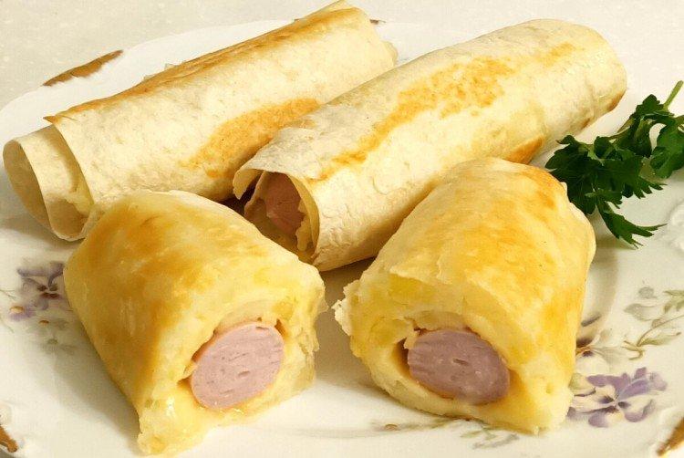 Klobásy so zemiakmi v chlebe pita Klobásy so zemiakmi v pita chlebe