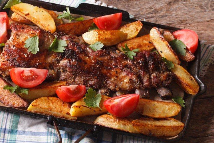 12 recettes sympas de côtes de porc avec pommes de terre au four