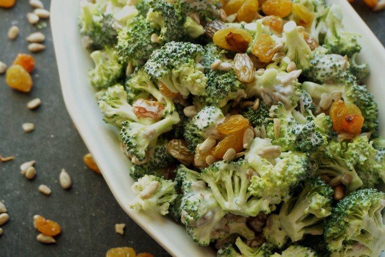 Salad with raisins, broccoli and sour cream Salad with raisins, broccoli and sour cream