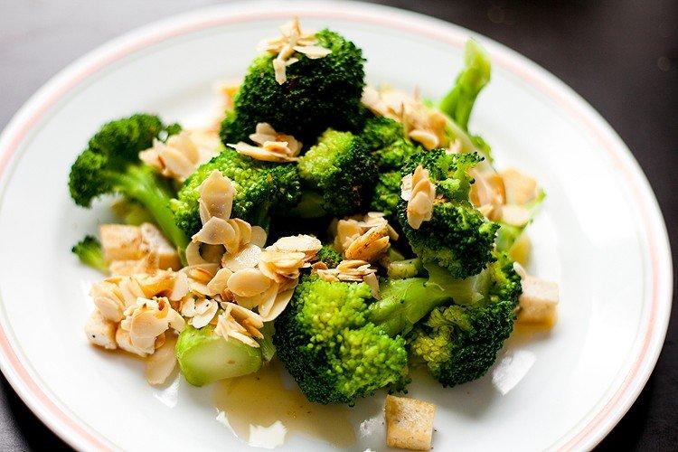 Salad with broccoli and almond flakes Salad with broccoli and almond flakes