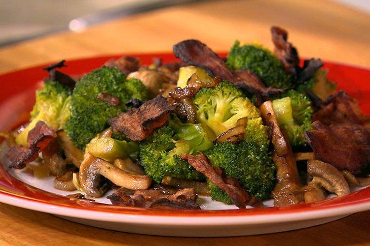 Warm salad with mushrooms, broccoli and bacon Warm salad with mushrooms, broccoli and bacon