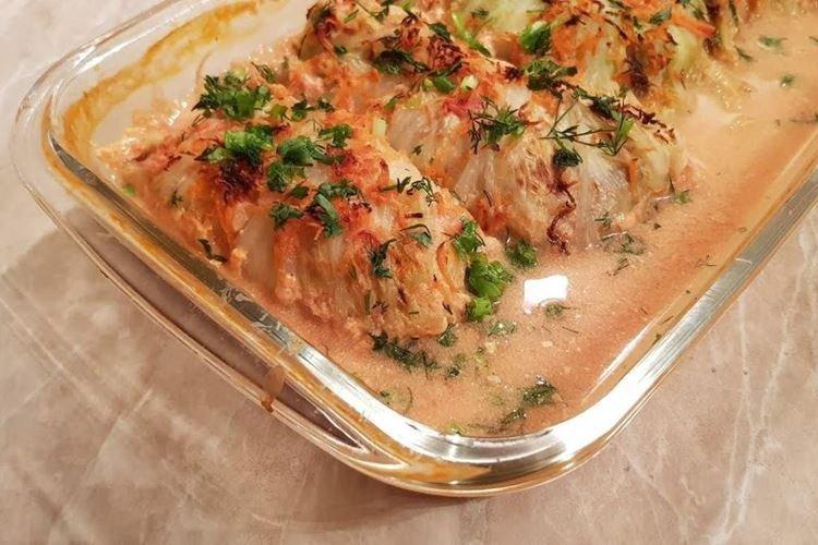 Plnená kapusta z pekingskej kapusty v kyslej smotane Plnená kapusta z pekingskej kapusty v kyslej smotane